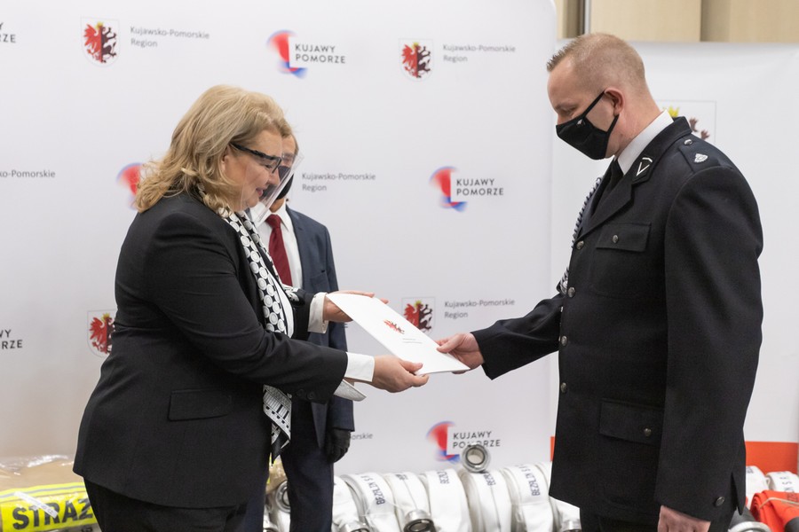 Przekazanie sprzętu strażakom, fot. Mikołaj Kuras dla UMWKP