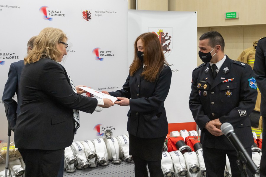 Przekazanie sprzętu strażakom, fot. Mikołaj Kuras dla UMWKP