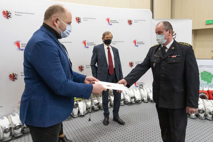 Przekazanie sprzętu strażakom, fot. Mikołaj Kuras dla UMWKP