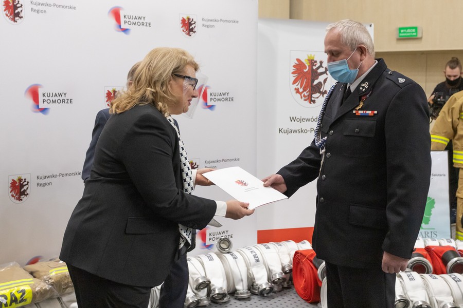 Przekazanie sprzętu strażakom, fot. Mikołaj Kuras dla UMWKP