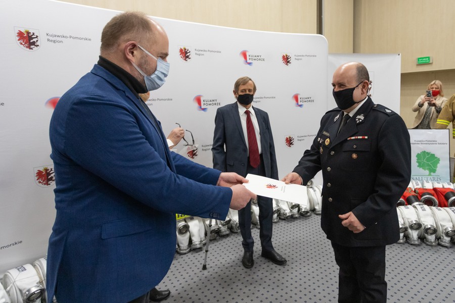 Przekazanie sprzętu strażakom, fot. Mikołaj Kuras dla UMWKP