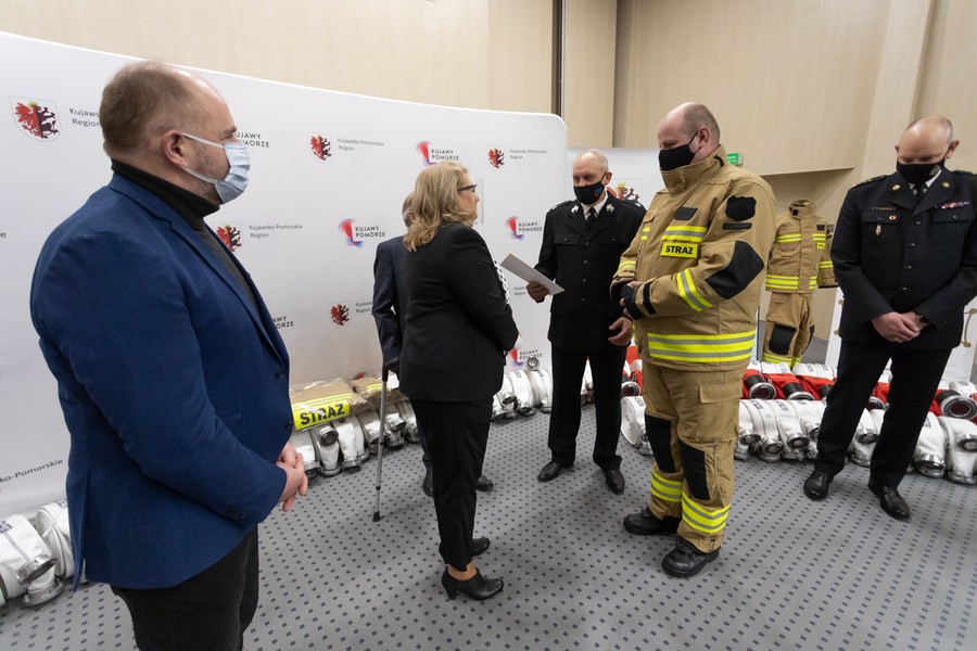 Przekazanie sprzętu strażakom, fot. Mikołaj Kuras dla UMWKP