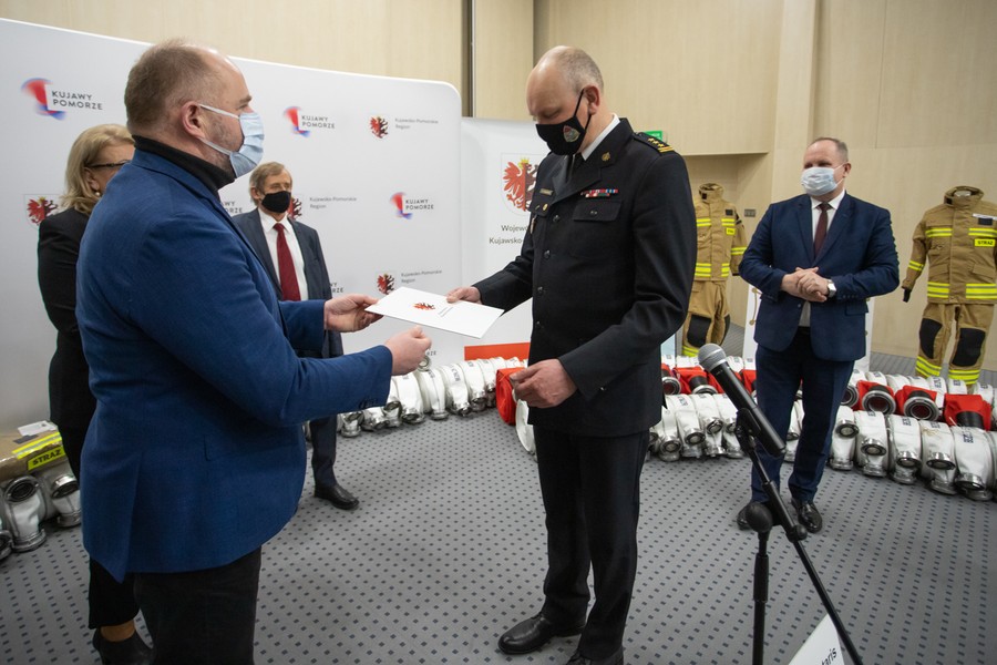 Przekazanie sprzętu strażakom, fot. Mikołaj Kuras dla UMWKP