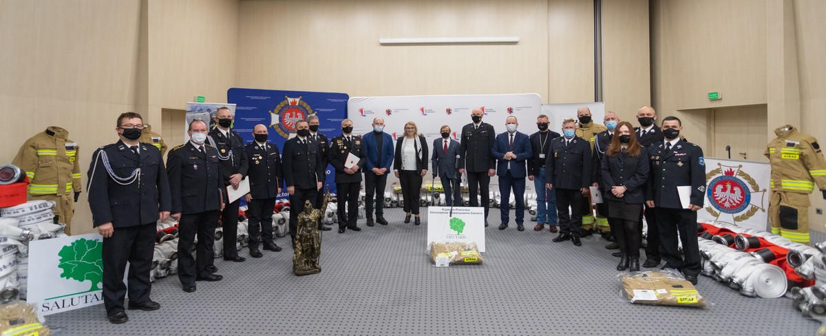 Przekazanie sprzętu strażakom, fot. Mikołaj Kuras dla UMWKP