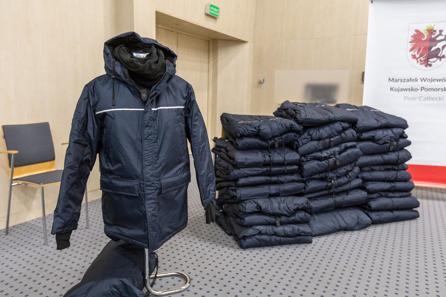 Przekazanie kurtko-śpiworów, fot. Szymon Zdziebło/tarantoga.pl dla UMWKP