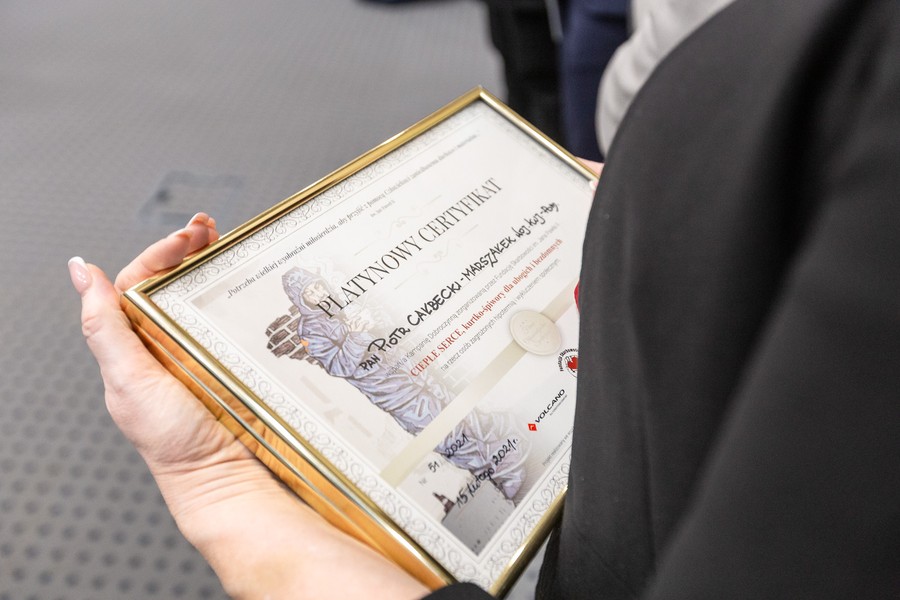 Przekazanie kurtko-śpiworów, fot. Szymon Zdziebło/tarantoga.pl dla UMWKP