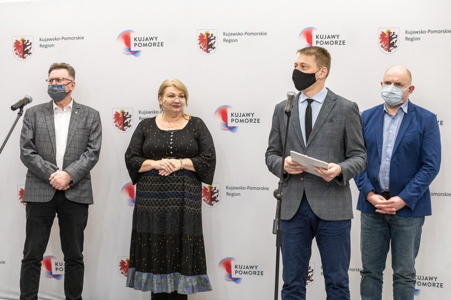 Przekazanie kurtko-śpiworów, fot. Szymon Zdziebło/tarantoga.pl dla UMWKP