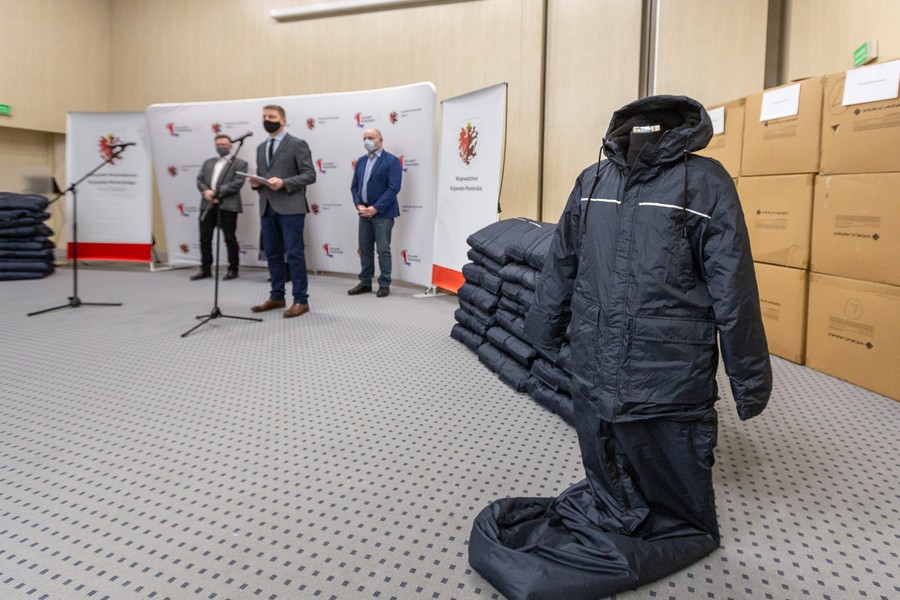 Przekazanie kurtko-śpiworów, fot. Szymon Zdziebło/tarantoga.pl dla UMWKP