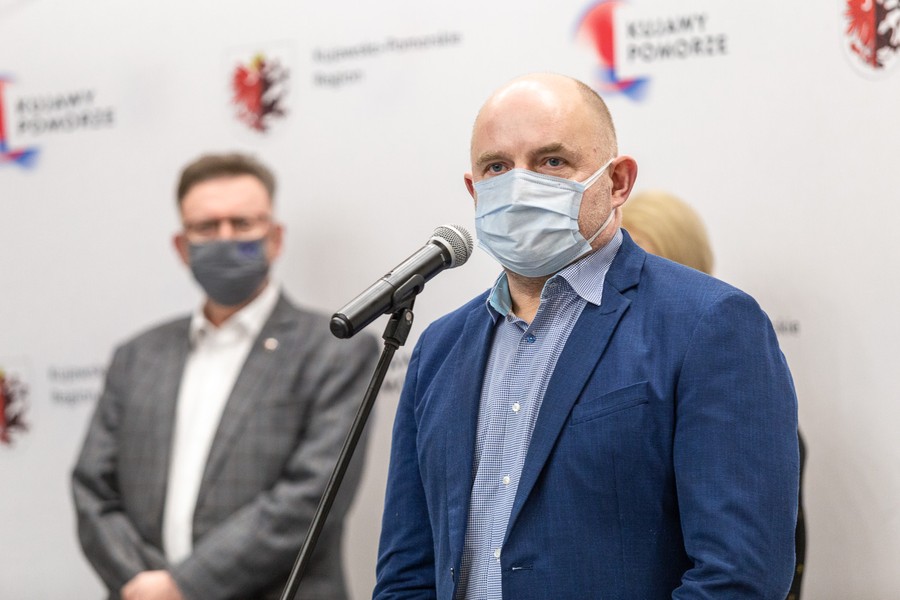 Przekazanie kurtko-śpiworów, fot. Szymon Zdziebło/tarantoga.pl dla UMWKP