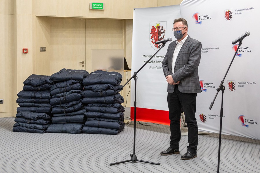 Przekazanie kurtko-śpiworów, fot. Szymon Zdziebło/tarantoga.pl dla UMWKP