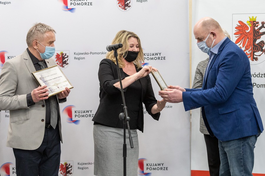 Przekazanie kurtko-śpiworów, fot. Szymon Zdziebło/tarantoga.pl dla UMWKP