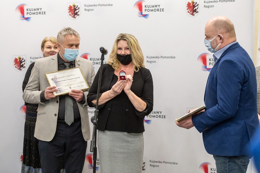 Przekazanie kurtko-śpiworów, fot. Szymon Zdziebło/tarantoga.pl dla UMWKP