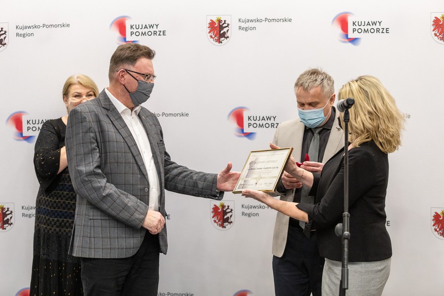 Przekazanie kurtko-śpiworów, fot. Szymon Zdziebło/tarantoga.pl dla UMWKP