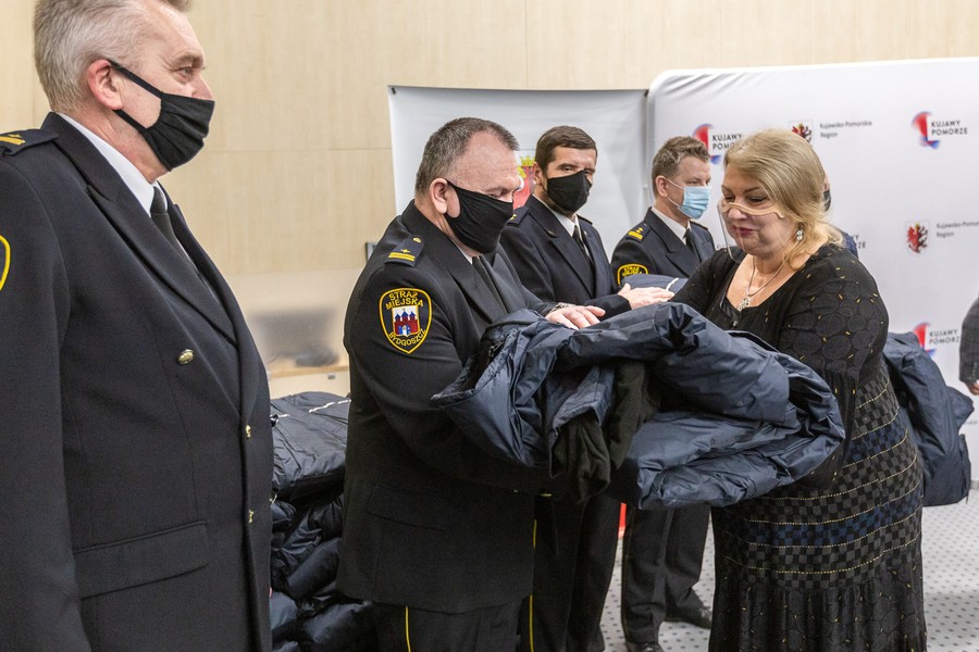 Przekazanie kurtko-śpiworów, fot. Szymon Zdziebło/tarantoga.pl dla UMWKP