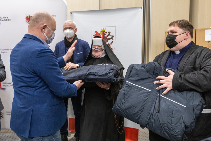 Przekazanie kurtko-śpiworów, fot. Szymon Zdziebło/tarantoga.pl dla UMWKP