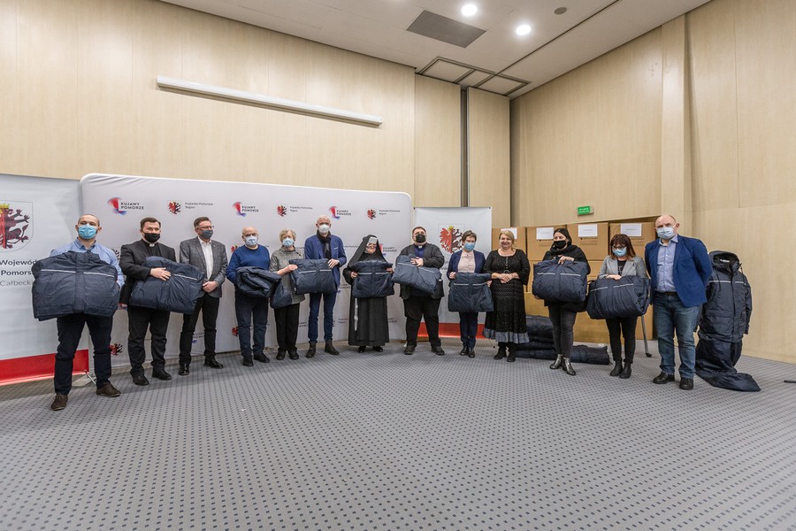Przekazanie kurtko-śpiworów, fot. Szymon Zdziebło/tarantoga.pl dla UMWKP