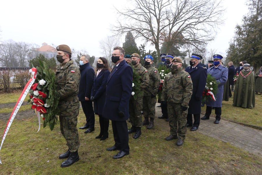 Ceremonia złożenia kwiatów na cmentarzu przy ul. Kcyńskiej w Bydgoszczy, fot. Filip Kowalkowski dla UMWKP