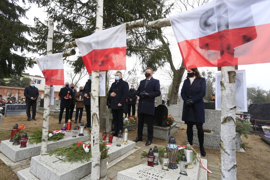 Ceremonia złożenia kwiatów na cmentarzu przy ul. Kcyńskiej w Bydgoszczy, fot. Filip Kowalkowski dla UMWKP