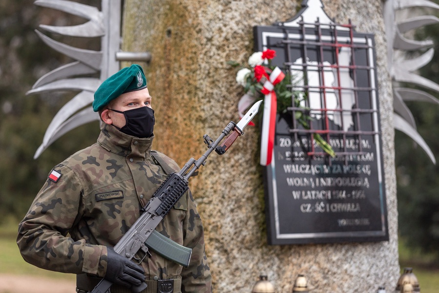 Marszałek Sejmu Elżbieta Witek, wojewoda Mikołaj Bogdanowicz i wicemarszałek województwa Zbigniew Sosnowski złożyli kwiaty pod poświęconą żołnierzom niezłomnym tablicą w Toruniu; fot. Szymon Zdziebło/tarantoga.pl dla UMWKP