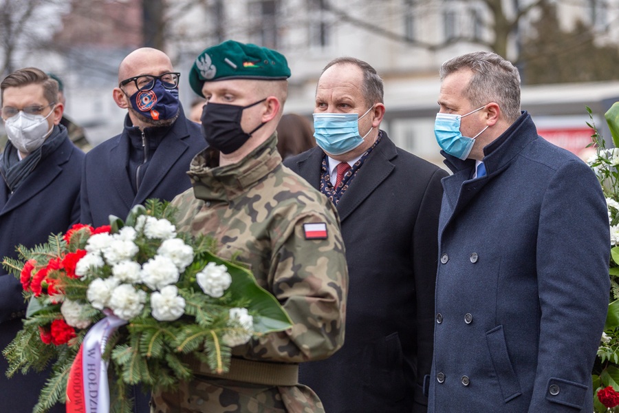 Marszałek Sejmu Elżbieta Witek, wojewoda Mikołaj Bogdanowicz i wicemarszałek województwa Zbigniew Sosnowski złożyli kwiaty pod poświęconą żołnierzom niezłomnym tablicą w Toruniu; fot. Szymon Zdziebło/tarantoga.pl dla UMWKP