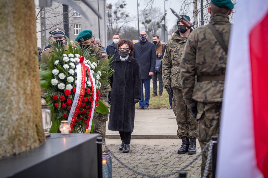 Marszałek Sejmu Elżbieta Witek, wojewoda Mikołaj Bogdanowicz i wicemarszałek województwa Zbigniew Sosnowski złożyli kwiaty pod poświęconą żołnierzom niezłomnym tablicą w Toruniu; fot. Szymon Zdziebło/tarantoga.pl dla UMWKP