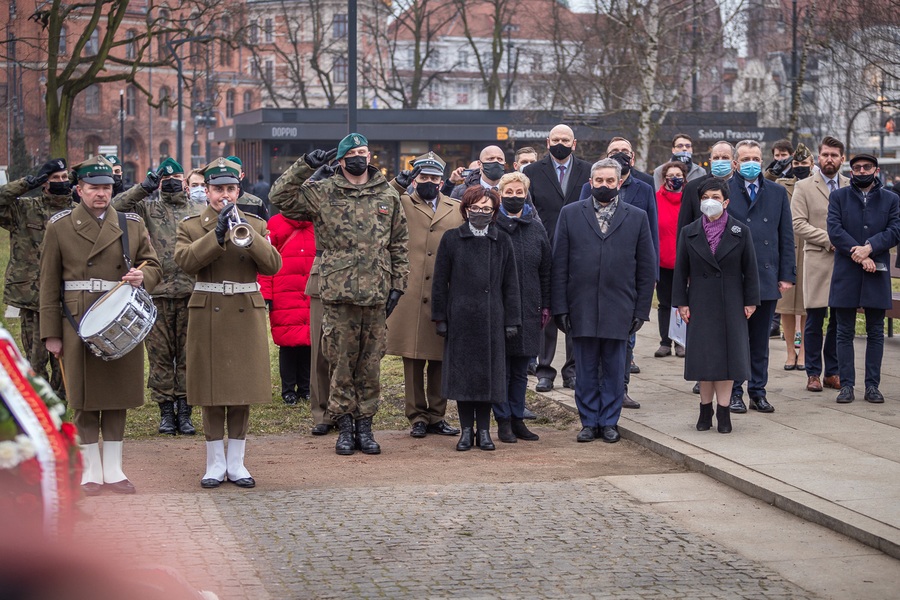 Marszałek Sejmu Elżbieta Witek, wojewoda Mikołaj Bogdanowicz i wicemarszałek województwa Zbigniew Sosnowski złożyli kwiaty pod poświęconą żołnierzom niezłomnym tablicą w Toruniu; fot. Szymon Zdziebło/tarantoga.pl dla UMWKP