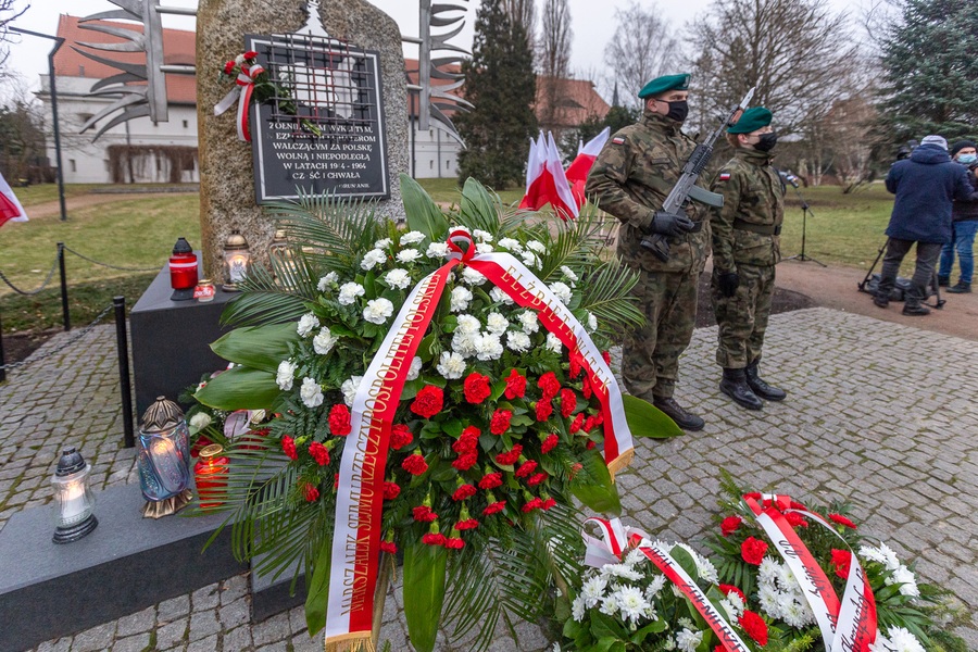 Marszałek Sejmu Elżbieta Witek, wojewoda Mikołaj Bogdanowicz i wicemarszałek województwa Zbigniew Sosnowski złożyli kwiaty pod poświęconą żołnierzom niezłomnym tablicą w Toruniu; fot. Szymon Zdziebło/tarantoga.pl dla UMWKP