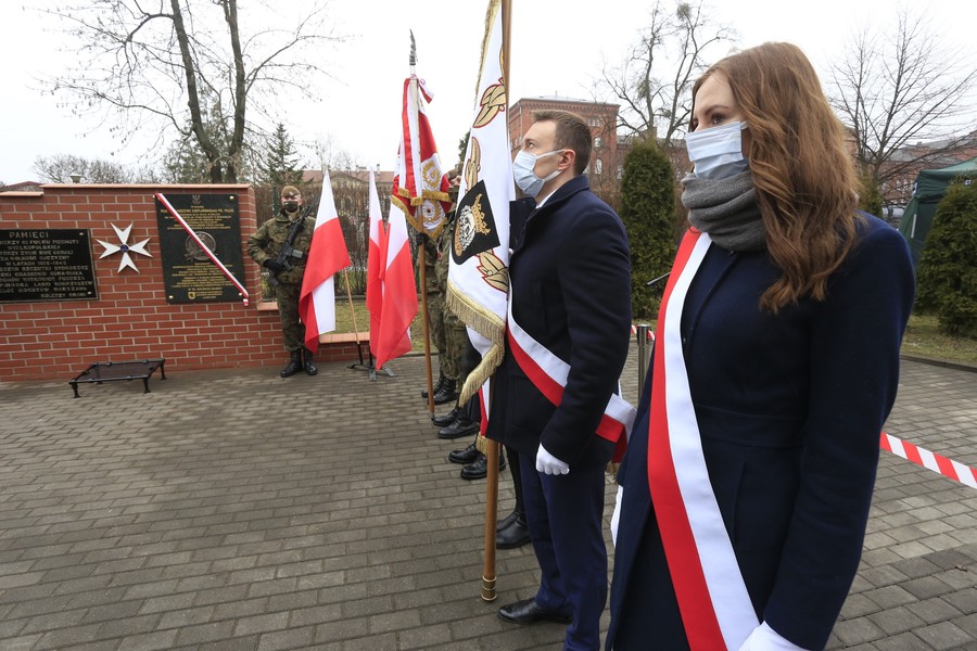 Ceremonia odsłonięcia tablicy pamiątkowej poświęconej płk. Łukaszowi Cieplińskiemu, fot. Filip Kowalkowski dla UMWKP