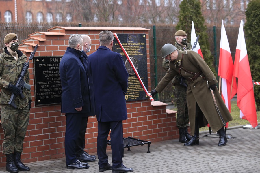 Ceremonia odsłonięcia tablicy pamiątkowej poświęconej płk. Łukaszowi Cieplińskiemu, fot. Filip Kowalkowski dla UMWKP