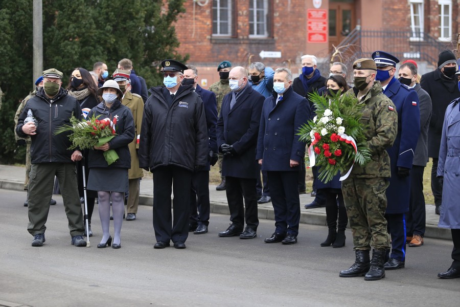 Ceremonia odsłonięcia tablicy pamiątkowej poświęconej płk. Łukaszowi Cieplińskiemu, fot. Filip Kowalkowski dla UMWKP