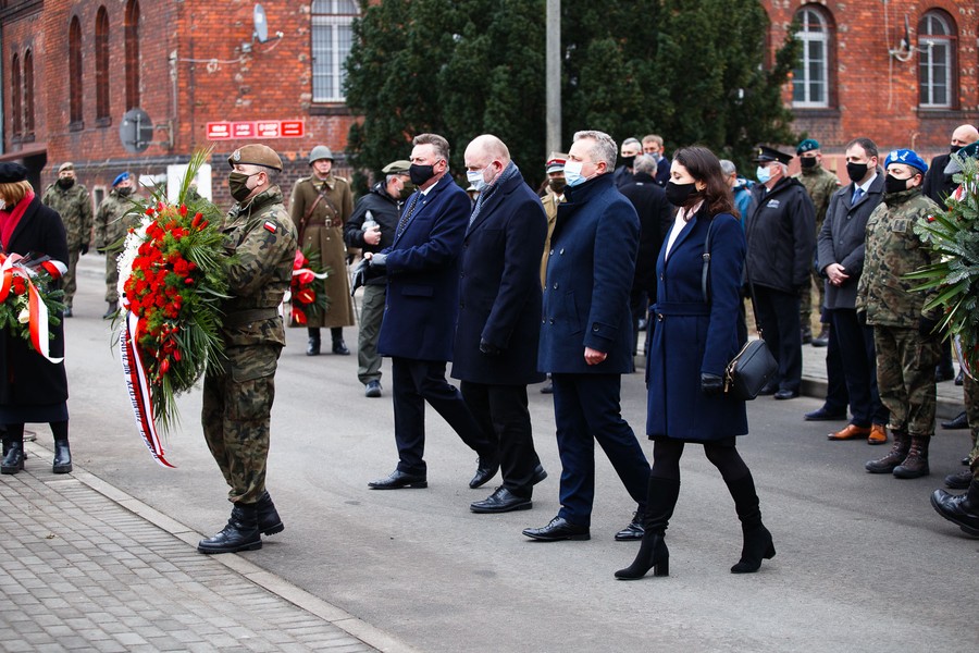 Ceremonia odsłonięcia tablicy pamiątkowej poświęconej płk. Łukaszowi Cieplińskiemu, fot. Filip Kowalkowski dla UMWKP