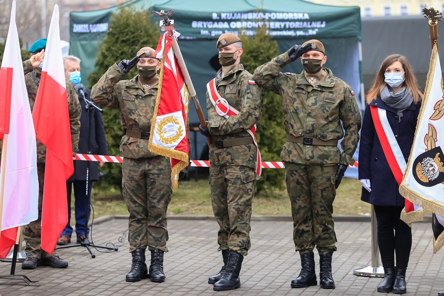 Ceremonia odsłonięcia tablicy pamiątkowej poświęconej płk. Łukaszowi Cieplińskiemu, fot. Filip Kowalkowski dla UMWKP