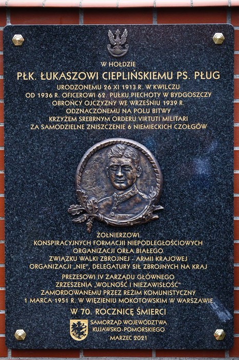 Ceremonia odsłonięcia tablicy pamiątkowej poświęconej płk. Łukaszowi Cieplińskiemu, fot. Filip Kowalkowski dla UMWKP