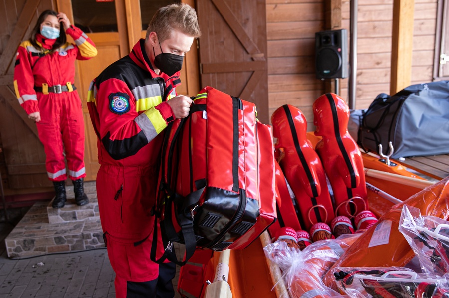 Uroczystość wręczenia sprzętu przedstawicielom WOPR, fot. Andrzej Goiński/UMWKP