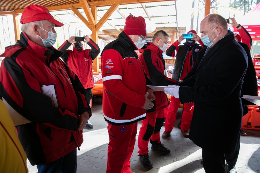 Uroczystość wręczenia sprzętu przedstawicielom WOPR, fot. Andrzej Goiński/UMWKP