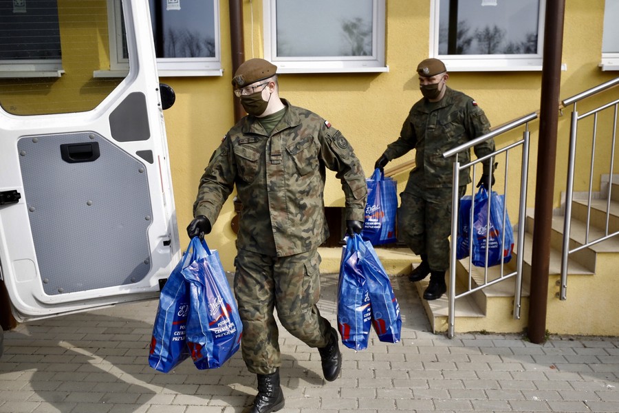 Przekazanie paczek dla seniorów żołnierzom WOT, fot. Andrzej Goiński dla UMWKP