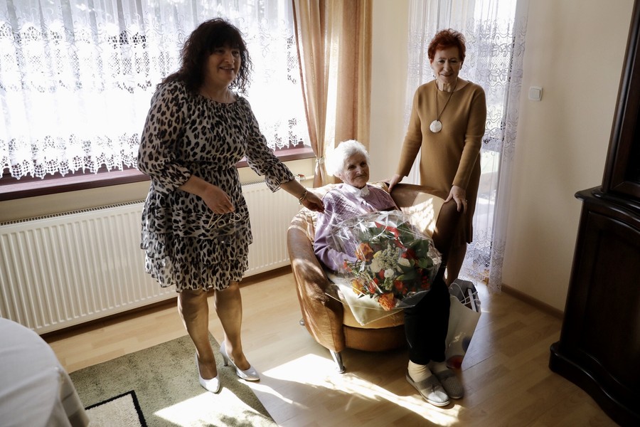 Wręczenie medalu pani Cecylii Kowalskiej, fot. Andrzej Goiński/UMWKP