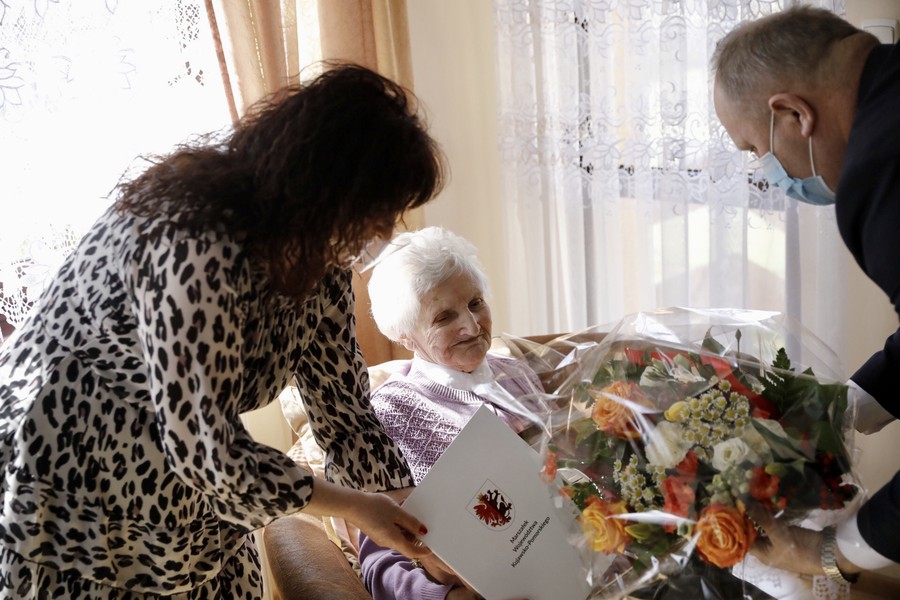 Wręczenie medalu pani Cecylii Kowalskiej, fot. Andrzej Goiński/UMWKP