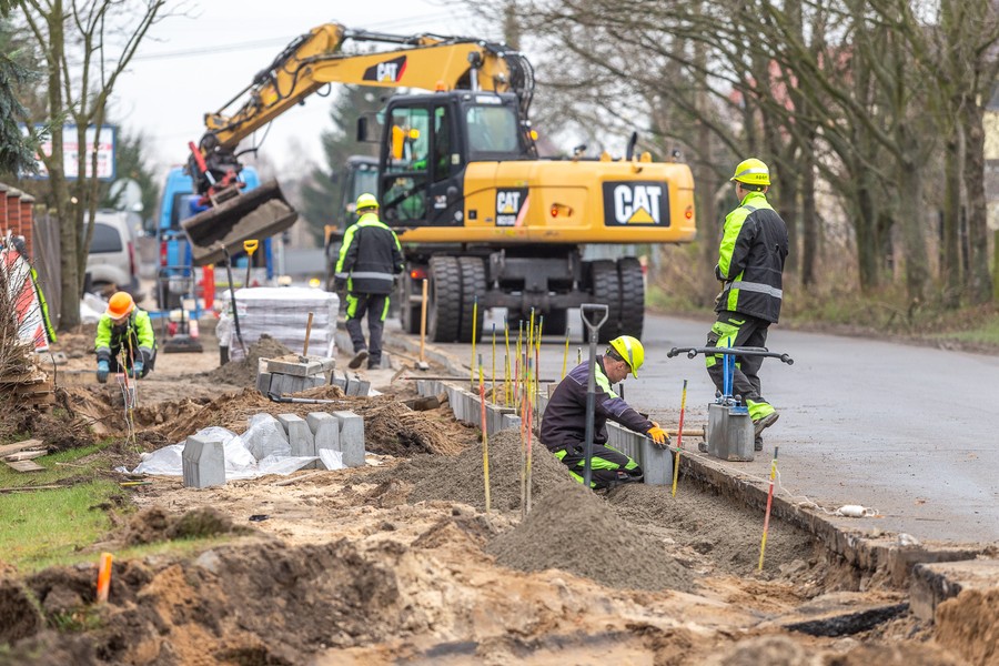 Budowa ścieżki rowerowej wzdłuż drogi wojewódzkiej nr 657 pomiędzy Złotorią i Lubiczem Dolny, fot. Szymon Zdziebło tarantoga.pl dla UMWKP