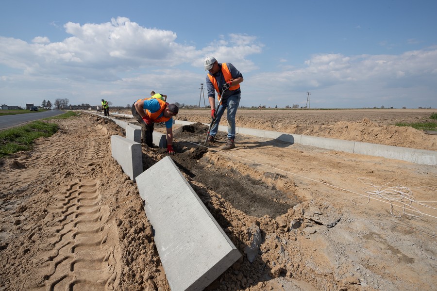 Budowa ścieżki wzdłuż dróg wojewódzkich nr 649 i 554 z Pluskowęs do Sierakowa, fot. Mikołaj Kuras dla UMWKP