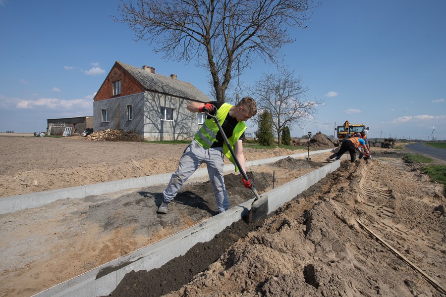 Budowa ścieżki wzdłuż dróg wojewódzkich nr 649 i 554 z Pluskowęs do Sierakowa, fot. Mikołaj Kuras dla UMWKP
