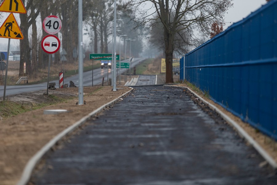Ścieżka rowerowa na ul. H. Sienkiewicza w Sępólnie wzdłuż drogi wojewódzkiej nr 241, fot. Filip Kowalkowski dla UMWKP