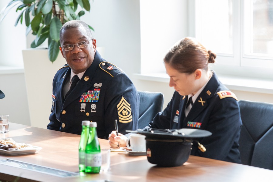 Spotkanie marszałka z żołnierzami amerykańskimi, fot. Mikołaj Kuras dla UMWKP