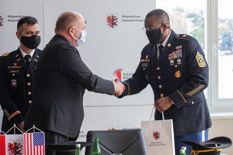 Spotkanie marszałka z żołnierzami amerykańskimi, fot. Mikołaj Kuras dla UMWKP