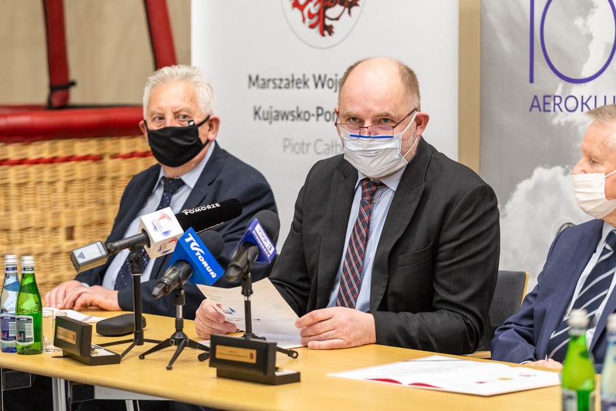 Podpisanie listy intencyjnego w sprawie organizacji zawodów o puchar Gordona Bennetta w Toruniu, fot. Szymon Zdziebło/tarantoga.pl dla UMWKP