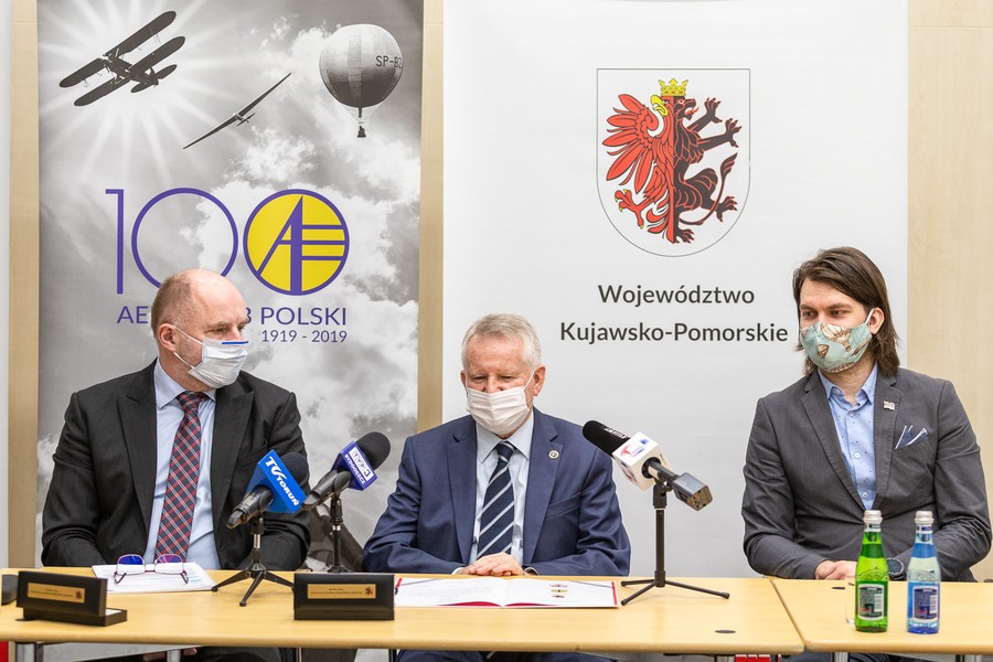 Podpisanie listy intencyjnego w sprawie organizacji zawodów o puchar Gordona Bennetta w Toruniu, fot. Szymon Zdziebło/tarantoga.pl dla UMWKP