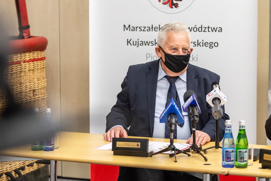 Podpisanie listy intencyjnego w sprawie organizacji zawodów o puchar Gordona Bennetta w Toruniu, fot. Szymon Zdziebło/tarantoga.pl dla UMWKP