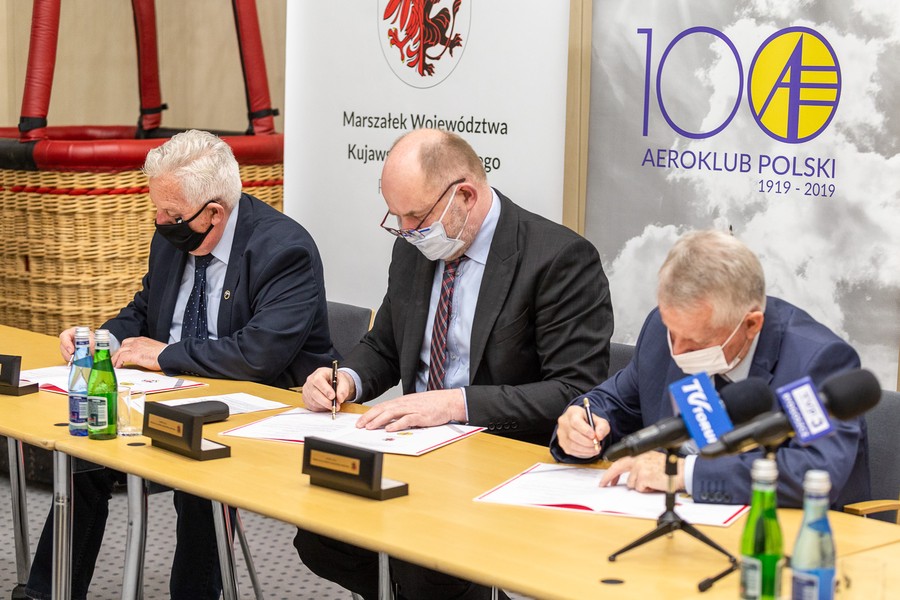 Podpisanie listy intencyjnego w sprawie organizacji zawodów o puchar Gordona Bennetta w Toruniu, fot. Szymon Zdziebło/tarantoga.pl dla UMWKP