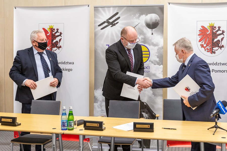 Podpisanie listy intencyjnego w sprawie organizacji zawodów o puchar Gordona Bennetta w Toruniu, fot. Szymon Zdziebło/tarantoga.pl dla UMWKP