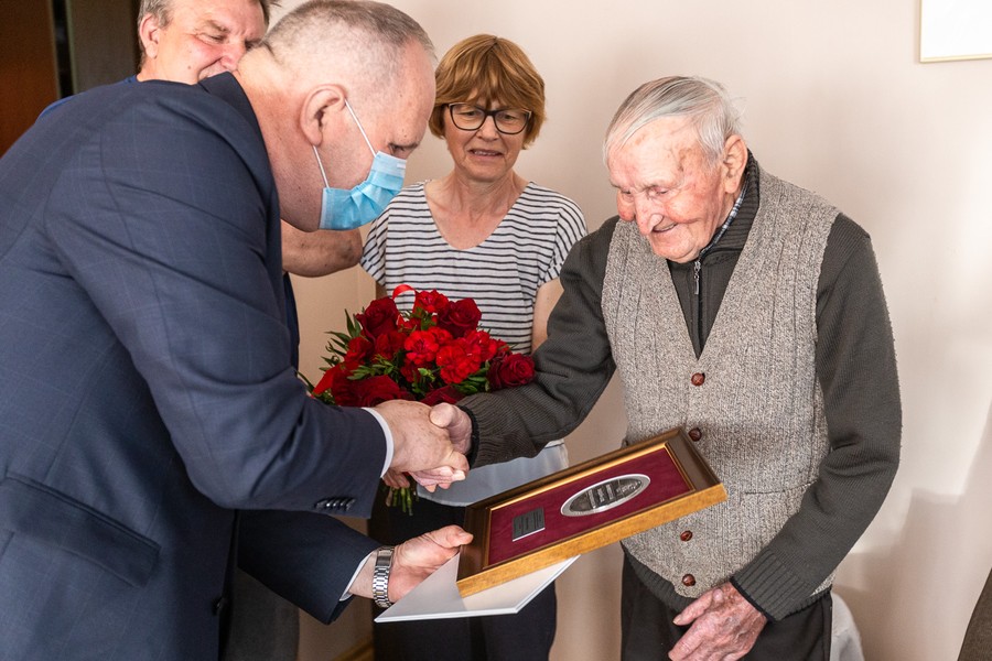 Wręczenie medalu panu Kazimierzowi Lewalskiemu, fot. Szymon Zdziebło tarantoga.pl dla UMWKP